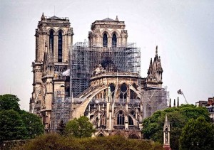 STRUČNJACI UPOZORAVAJU: Notre Dame je nesiguran i ‘može se potpuno srušiti’ ako vjetrovi u Parizu dosegnu 90 kilometara na sat