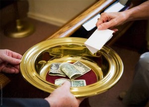 BOG DAO! Katolički svećenik u Los Angelesu imao prometnu, u autu mu pronašli ukradene ogromne svote dolara