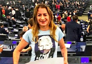 ‘Pustite Assangea na slobodu’: Irski zastupnici prvog dana u Europskom parlamentu nosili majice koje podupiru oslobađanje osnivača WikiLeaksa